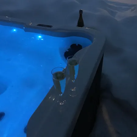 シャレー And Outdoor Hot Tub In *